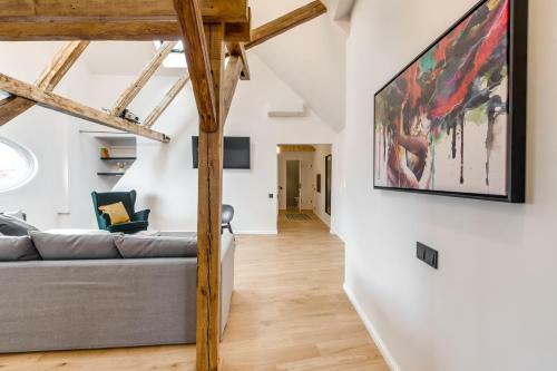 Apartamento Big Design Apt - Sleeps 12 - Best Location