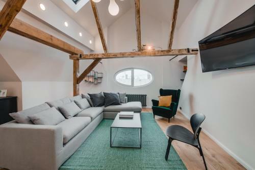 Apartamento Big Design Apt - Sleeps 12 - Best Location