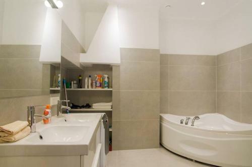 Modern & Spacious 80m2 Apartment In Riga Old Town