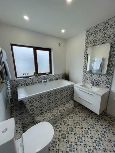 Stunning Coastal Home In Dingle Town