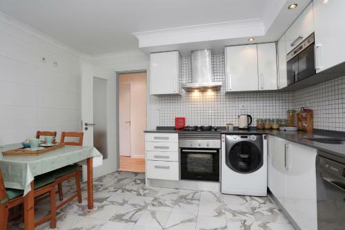 Stay Like A Local @ Almada Cozy Apartment
