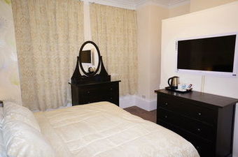 Hostal The Shores Hotel