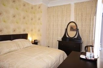Hostal The Shores Hotel