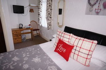 Hostal The Shores Hotel