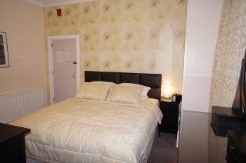 Hostal The Shores Hotel
