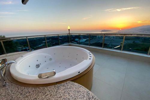 Super Luxury Villa With 5bedroom,pool And Jacuzzi