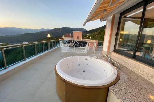 Super Luxury Villa With 5bedroom,pool And Jacuzzi