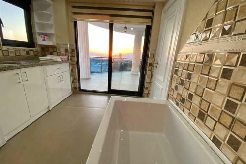 Super Luxury Villa With 5bedroom,pool And Jacuzzi