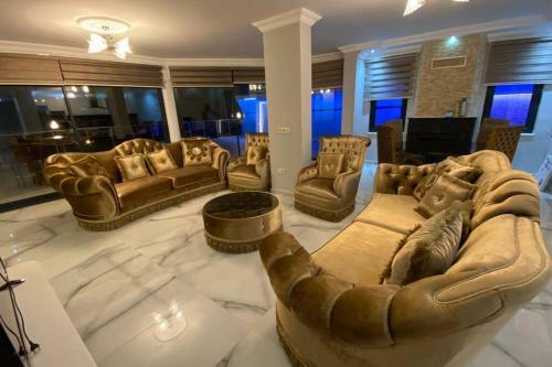 Super Luxury Villa With 5bedroom,pool And Jacuzzi