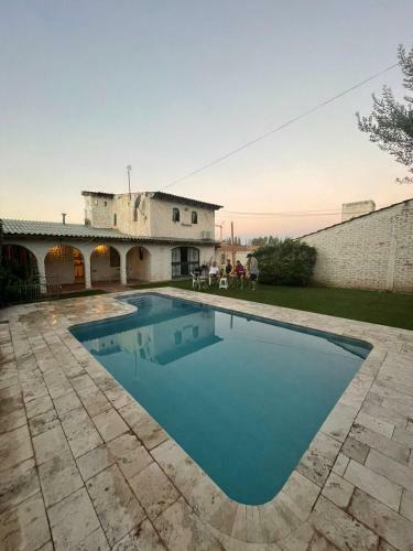 Casa Con Jard�n Y Piscina
