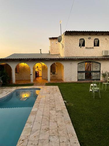 Casa Con Jard�n Y Piscina