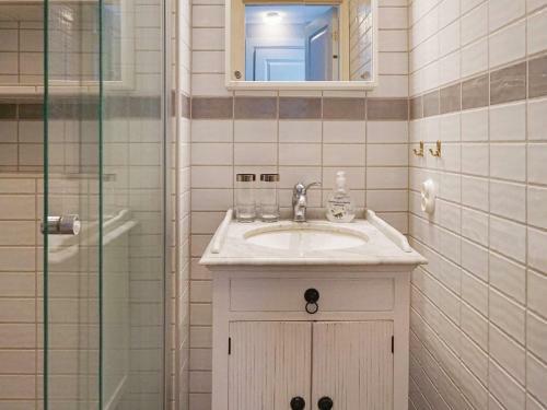 Holiday Home �sbro III
