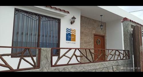 Tony�s Home Ayangue