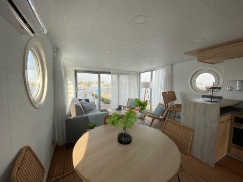 Luxurious Houseboat