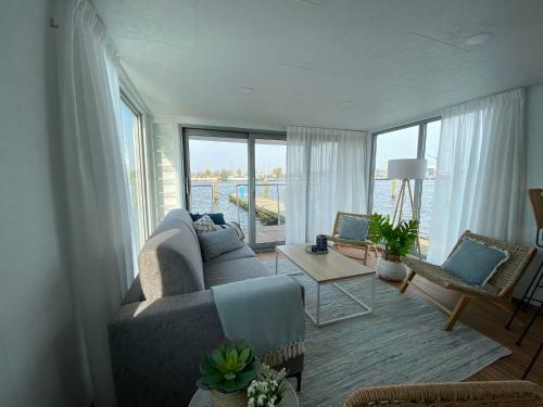 Luxurious Houseboat