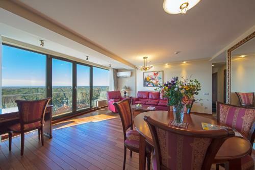 Leo Sea View Apartments
