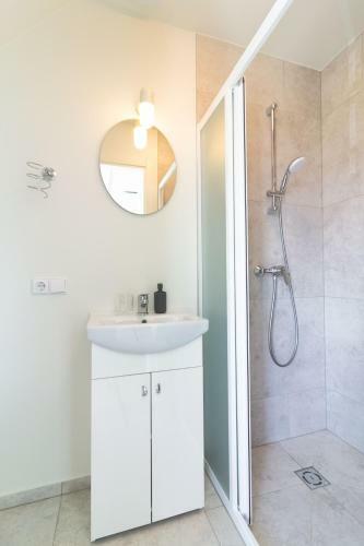 Green Shine Apartment, By Cohost