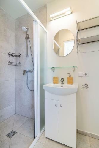 Green Shine Apartment, By Cohost
