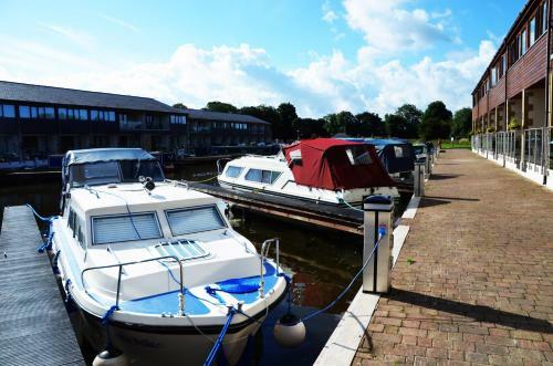 Tewitfield Marina Aparthotel