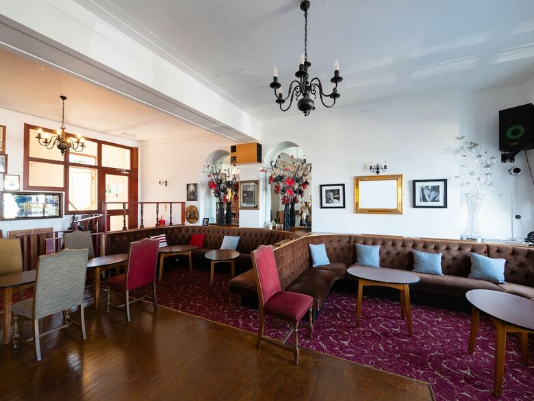 Whitehouse Hotel