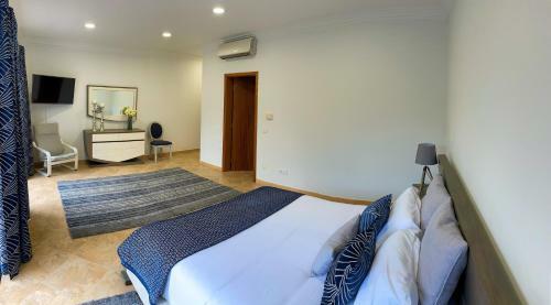 Hostal Chal� D'angra Guest House