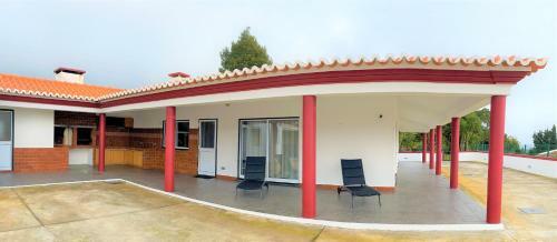 Hostal Chal� D'angra Guest House