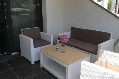 100 M To Beach, Entire Cozy Apartment With Patio
