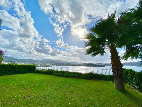Apartamento Breathtaking Sea View With A Peaceful Garden