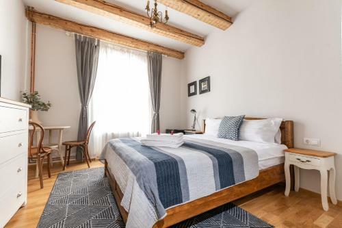 Hostal Wood House Republicii