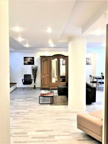 Large Apartment In Ultra-central Location