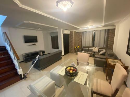 Beatiful And Spacious House In Luxury Condominium