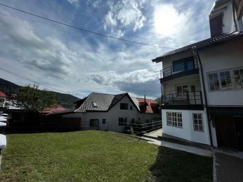 Gray Apartments Busteni