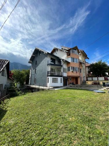 Gray Apartments Busteni