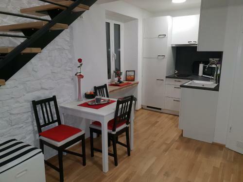Stone Wall Apartments Izola