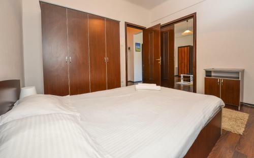 Adam And Eve Luxury Apartments
