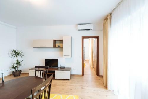 Sunny Muncii Apartment