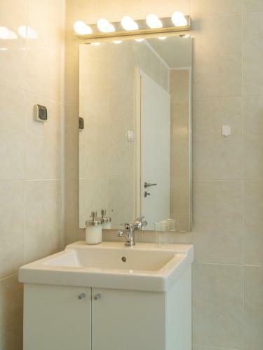 Spacious & Quiet - City Center - 2br Apartment