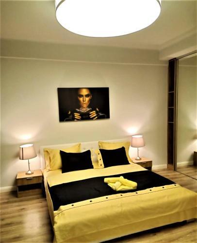 Bohemian Apartment 9b, Romana Square