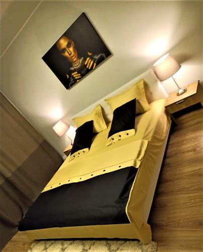 Bohemian Apartment 9b, Romana Square