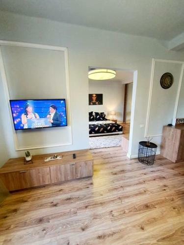 Bohemian Apartment 9b, Romana Square