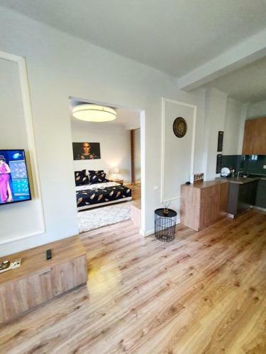 Bohemian Apartment 9b, Romana Square