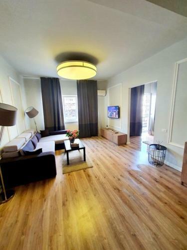 Bohemian Apartment 9b, Romana Square