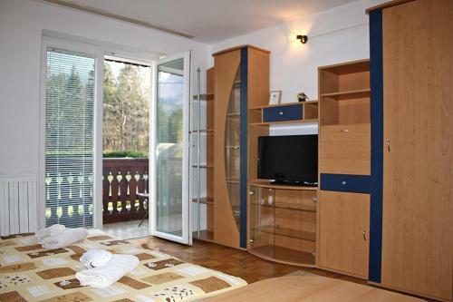 Hostal Apartments And Rooms Cerkovnik
