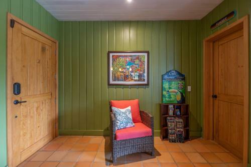 Secluded Oceanfront 4br Luxury Villa - Fully Staffed On Camp Bay Beach, Roatan