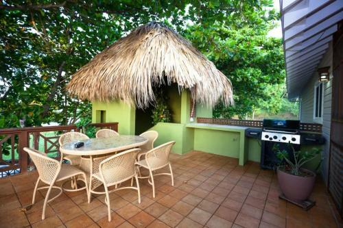 Secluded Oceanfront 4br Luxury Villa - Fully Staffed On Camp Bay Beach, Roatan