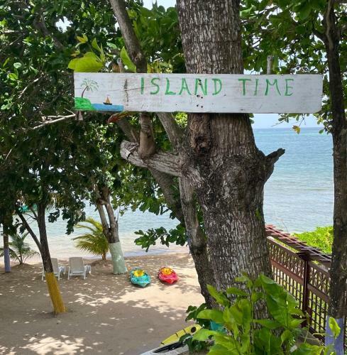 Secluded Oceanfront 4br Luxury Villa - Fully Staffed On Camp Bay Beach, Roatan