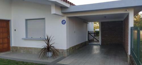 Acogedora Casa En Barrio Tranquilo De Piri�polis