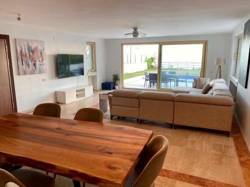 Seafront Villa With Private Swimming Pool Istanbul