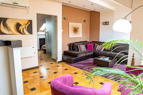 Pleasure ?air Apartments
