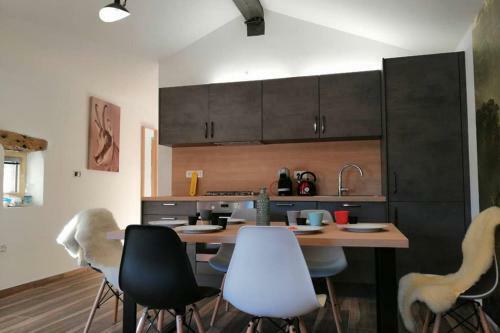 Hi?a Pri Koritu - Apartma Stol